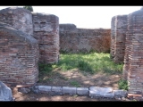 06000 ostia - regio iii - insula vii - caseggiato (iii,vii,6) - raum re der treppe an der decumanus maximus - bli ri nordwesten - 06-2024.jpg